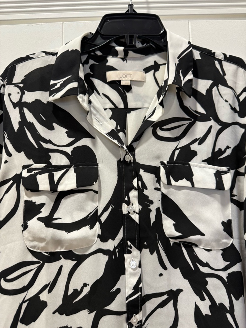LOFT Black & White Abstract Floral Button-Down Shirt size Large - Picture 2 of 8